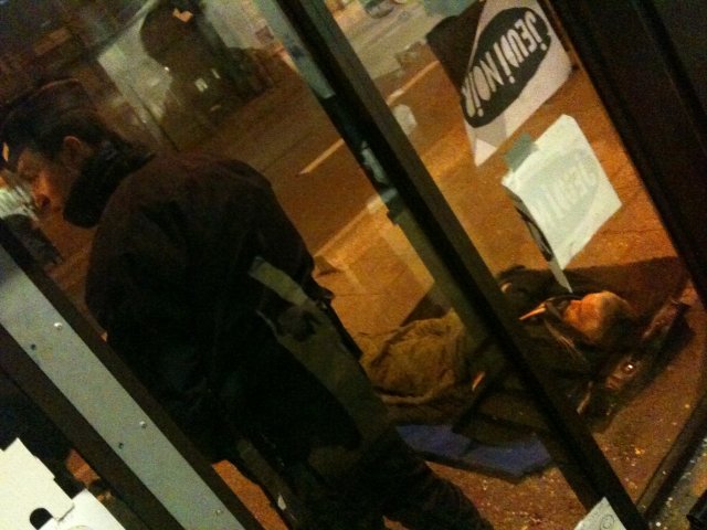 Sylvain De Smet, interdit de rentrer dans le squat du 22 avenue Matignon, dort donc devant pour soutenir Jeudi Noir